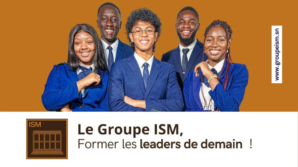 Photographie de cinq jeunes en costumes souriants ensemble.
