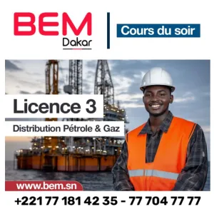 Photographie d'un homme en casque et gilet de sécurité devant une plateforme pétrolière.